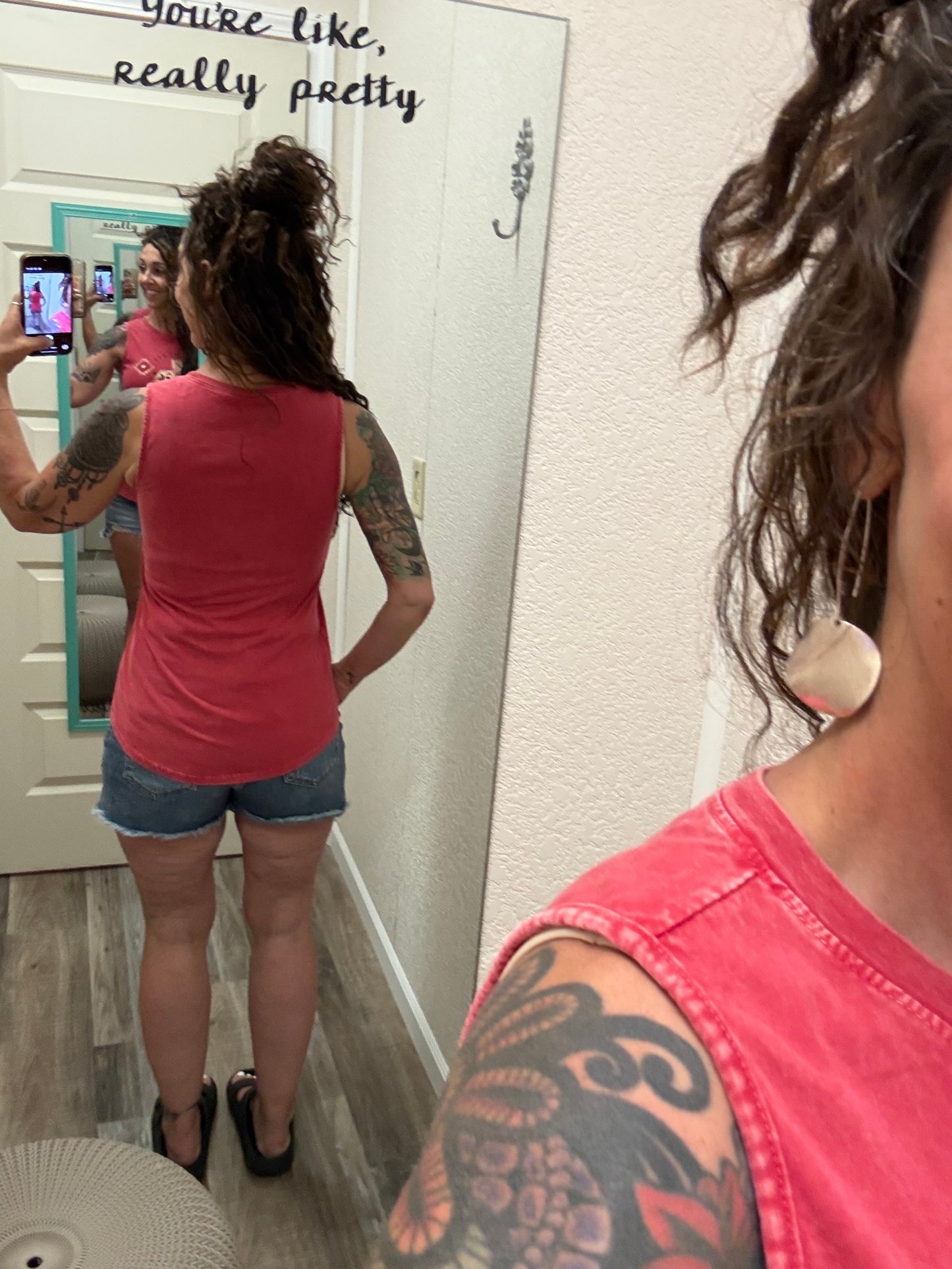 FIND YOUR WILD MINERAL GRAPHIC TANK TOP: MINERAL SCARLETTE RED