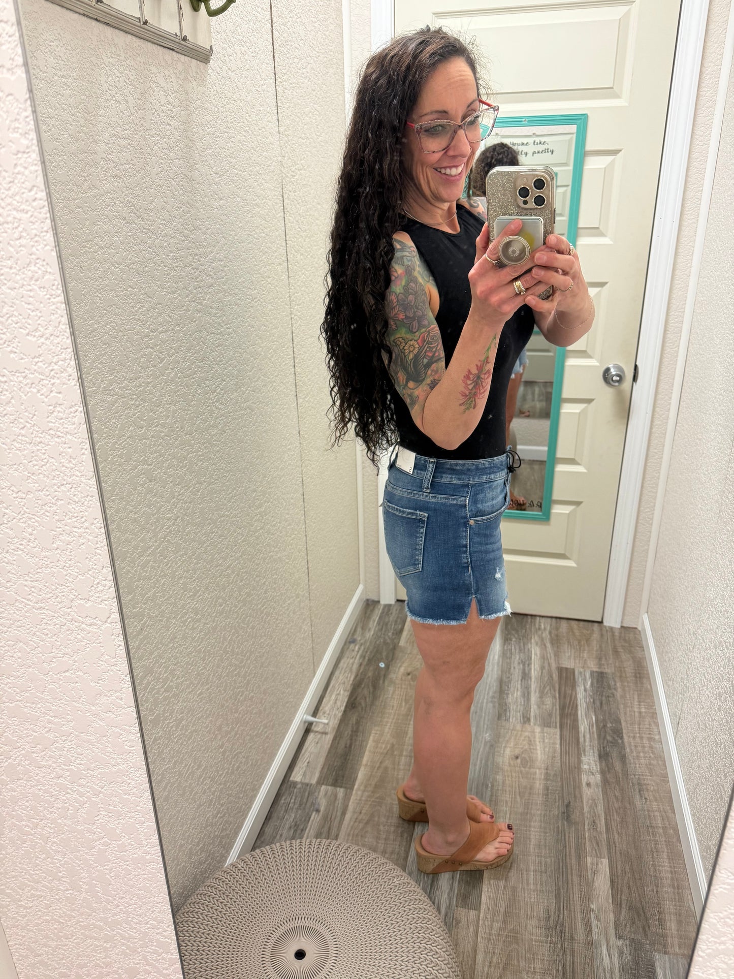 Callie Cutoff Shorts Dark Wash