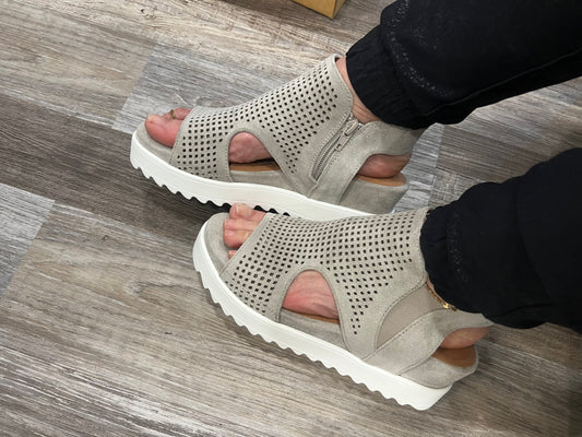 Amy Sandal - Light Gray - Very G