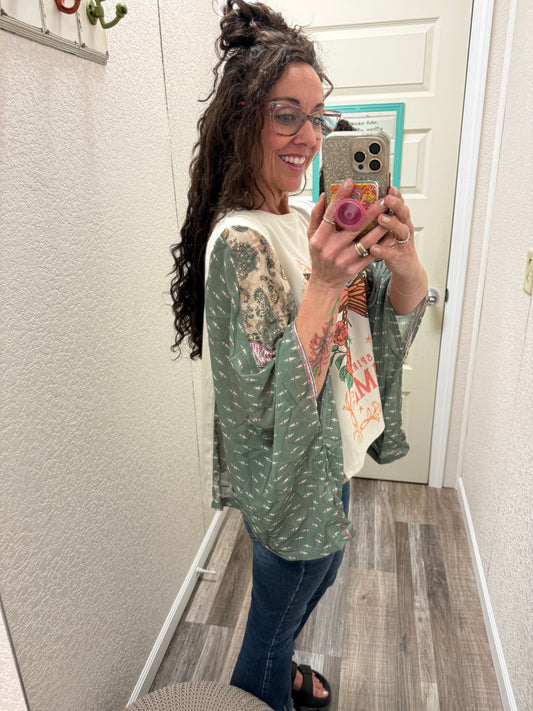 Butterfly Dreamer Vintage Graphic Sheer Kaftan Top: ANTIQUE WHITE/GREEN