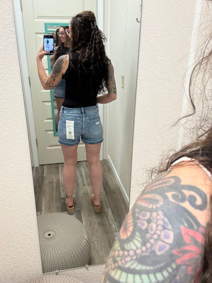 Ashlee LOW RISE-SHADOW HEM Risen Shorts