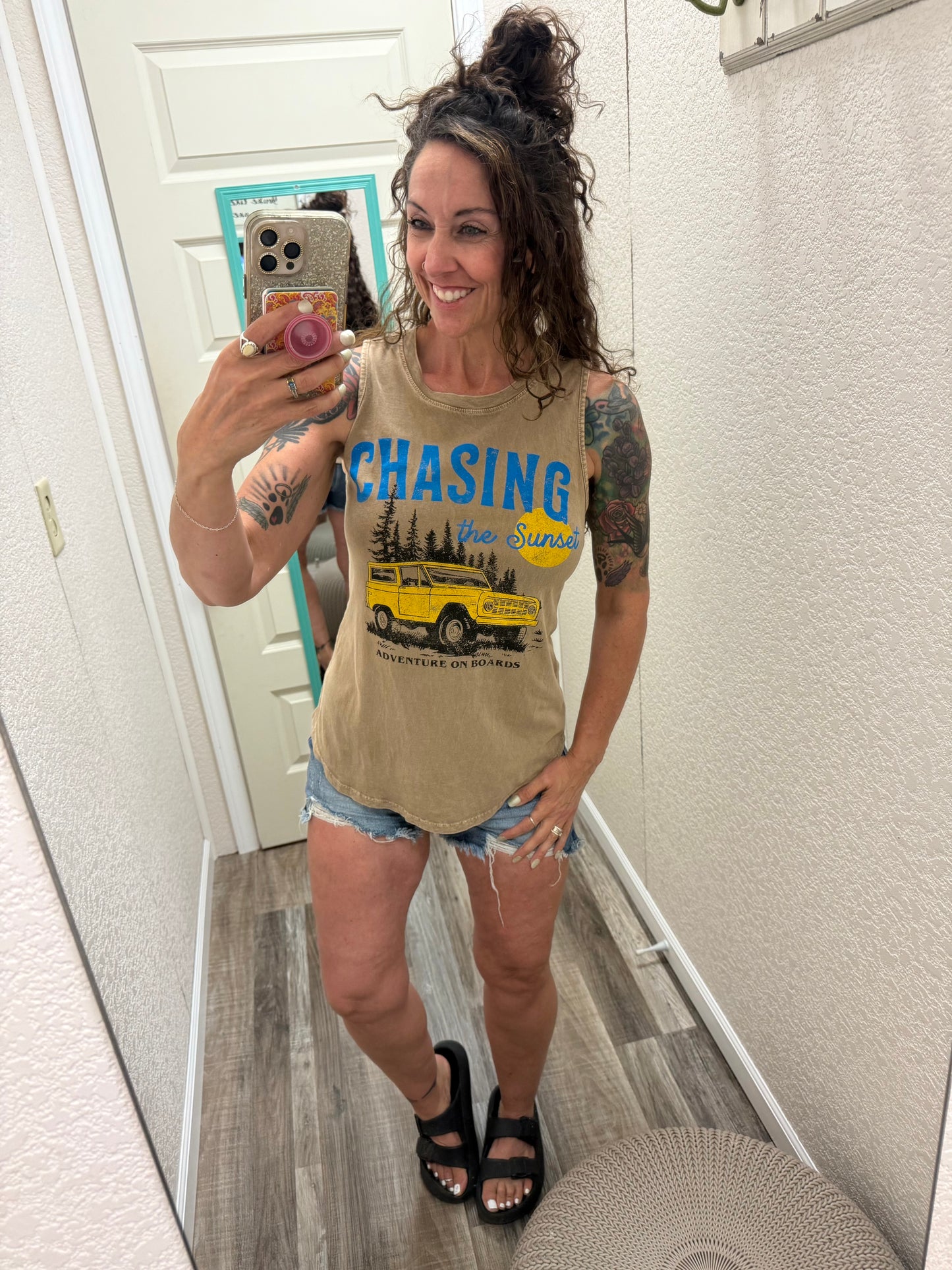 CHASING THE SUNSET GRAPHIC TANK TOP: Mineral Taupe