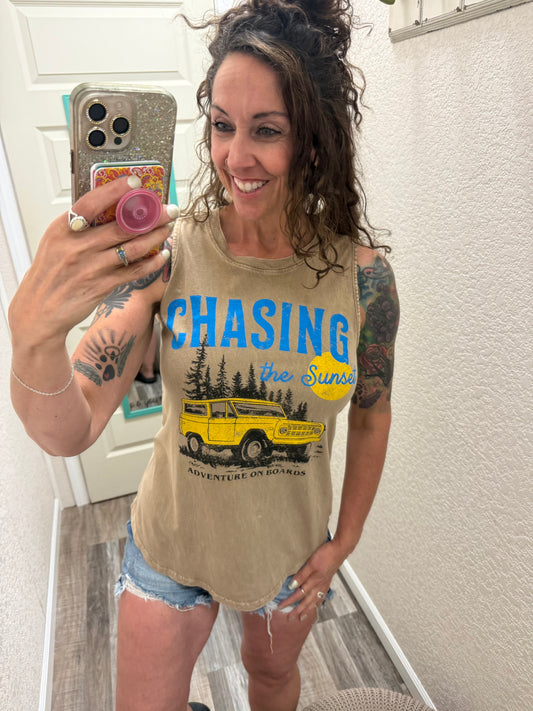 CHASING THE SUNSET GRAPHIC TANK TOP: Mineral Taupe