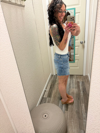 Skylar SCALLOP HEM HIGH RISE Risen SHORTS