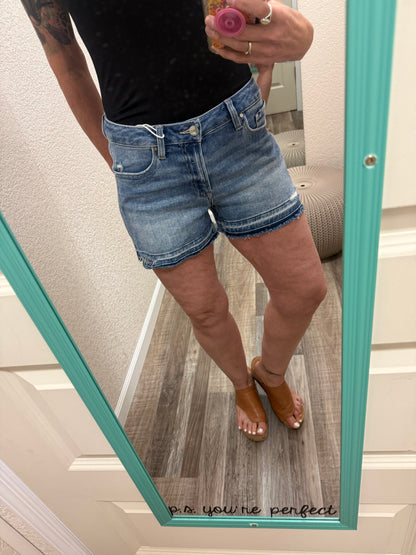 Ashlee LOW RISE-SHADOW HEM Risen Shorts