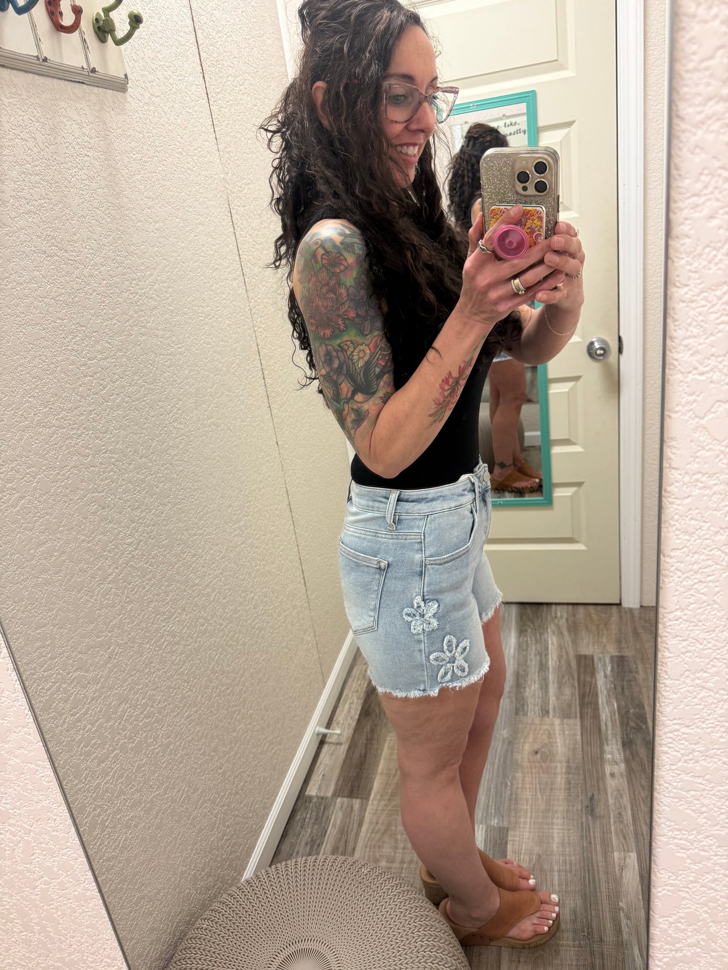 Flower Power FLOWER PATCHED HIGH RISE SHORTS SHORTS - Risen