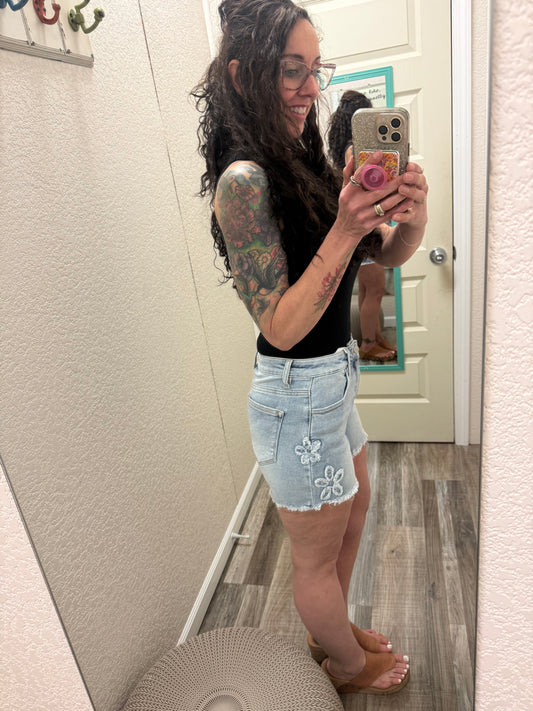 Flower Power FLOWER PATCHED HIGH RISE SHORTS SHORTS - Risen
