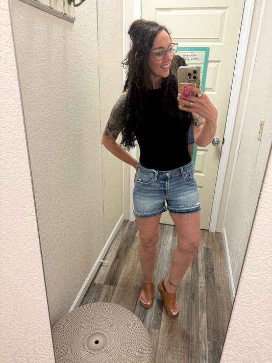 Ashlee LOW RISE-SHADOW HEM Risen Shorts