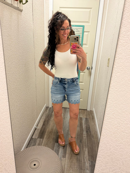 Skylar SCALLOP HEM HIGH RISE Risen SHORTS