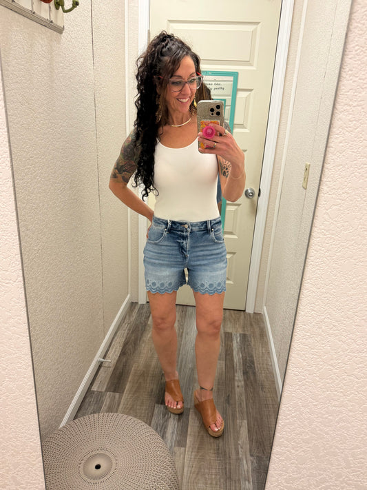 Skylar SCALLOP HEM HIGH RISE Risen SHORTS