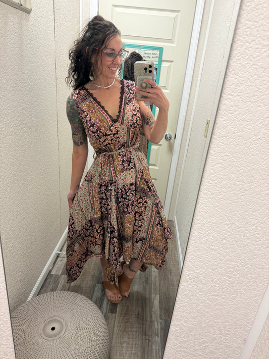 Hannah V NECK LACE TRIM HANKY HEM MAXI DRESS